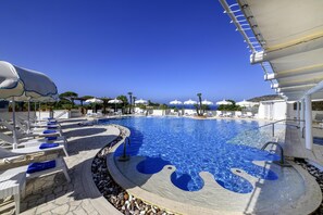 Seasonal outdoor pool, open 9:00 AM to 7:00 PM, pool umbrellas - Hotel Terme San Michele & SPA, WorldHotels Distinctive (Sant'Angelo)