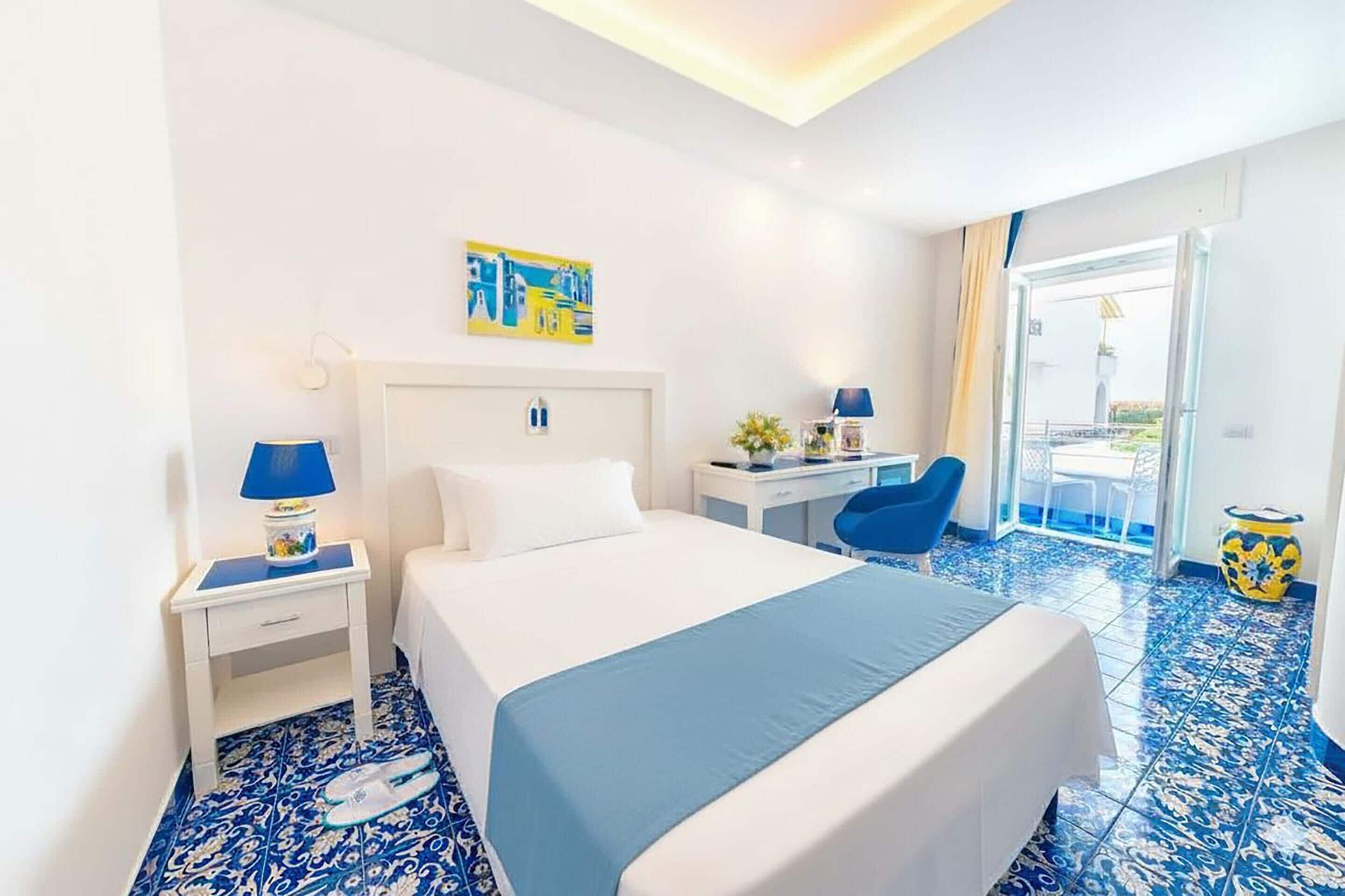 Minibar, coffres-forts dans les chambres, Wi-Fi gratuit, draps fournis