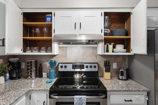 冷蔵庫、電子レンジ、オーブン、コンロ