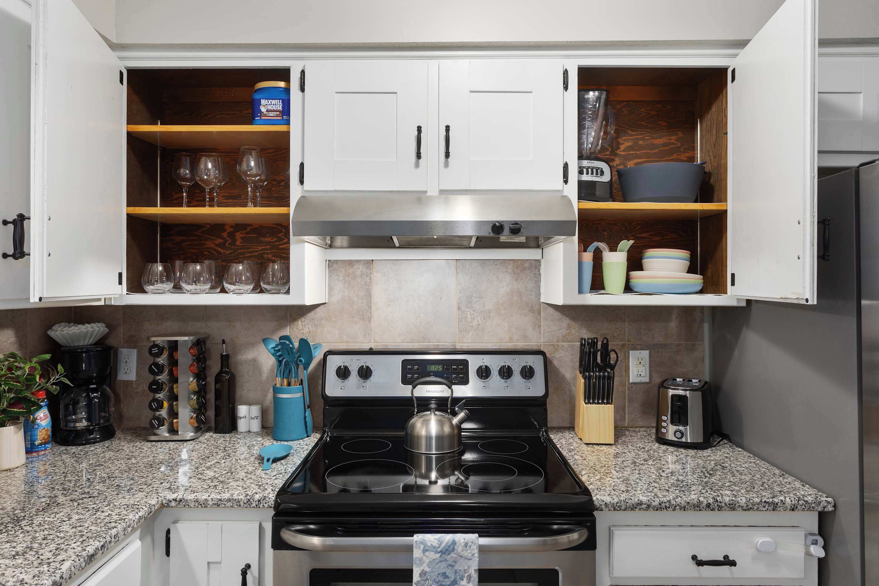 Refrigerador, microondas, horno, placa de cocina