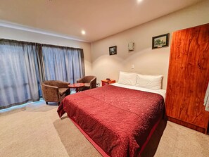 1 bedroom, desk, iron/ironing board, free WiFi - Christchurch City Centre Deluxe Unit with Full Kitchen (Christchurch)