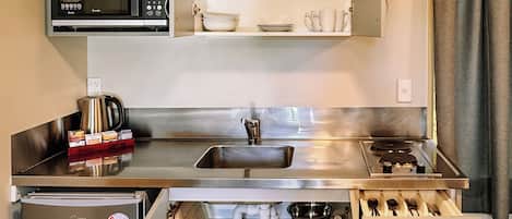 Refrigerador, microondas, parrilla de estufa y cafetera y tetera