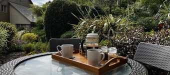 Charming Garden Lodge by the Sea – Peaceful Coastal Retreat