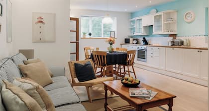 Garden Lodge by the Sea · Private Courtyard · 2 Ensuite Bedrooms