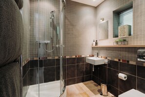 Hair dryer, towels - Garden Lodge by the Sea · Private Courtyard · 2 Ensuite Bedrooms (Ventnor, Isle of Wight)