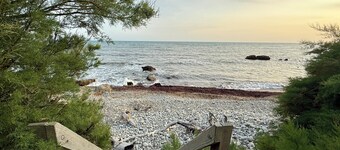 Charming Garden Lodge by the Sea – Peaceful Coastal Retreat