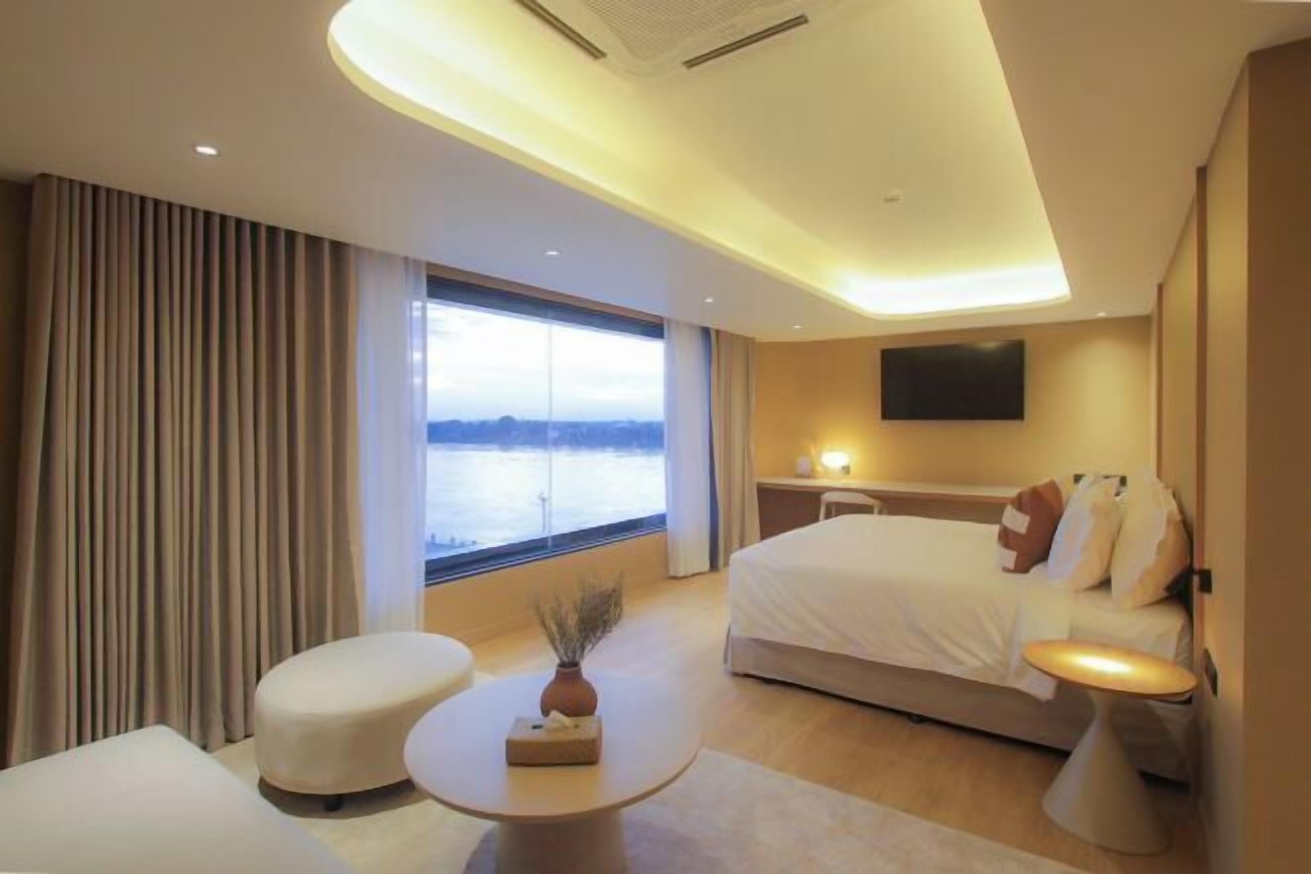 Safe på rommet, strykejern/-brett, wi-fi (inkludert) og sengetøy