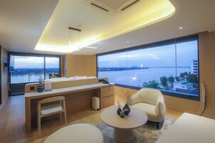 Junior Suite Plus | In-room safe, iron/ironing board, free WiFi, bed sheets