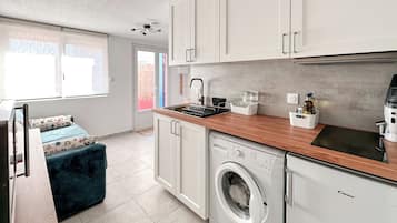 Suite Studio | Cuisine privée | Réfrigérateur dans l'espace commun, micro-ondes dans l'espace commun