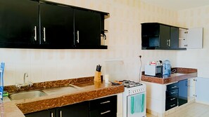 Réfrigérateur, micro-ondes, four, plaque de cuisson