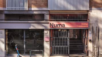 Fachada de una tienda con un letrero que dice 'Numa Rome Trastevere'.