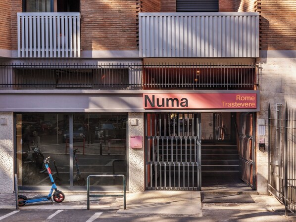 Fachada de una tienda con un letrero que dice 'Numa Rome Trastevere'.
