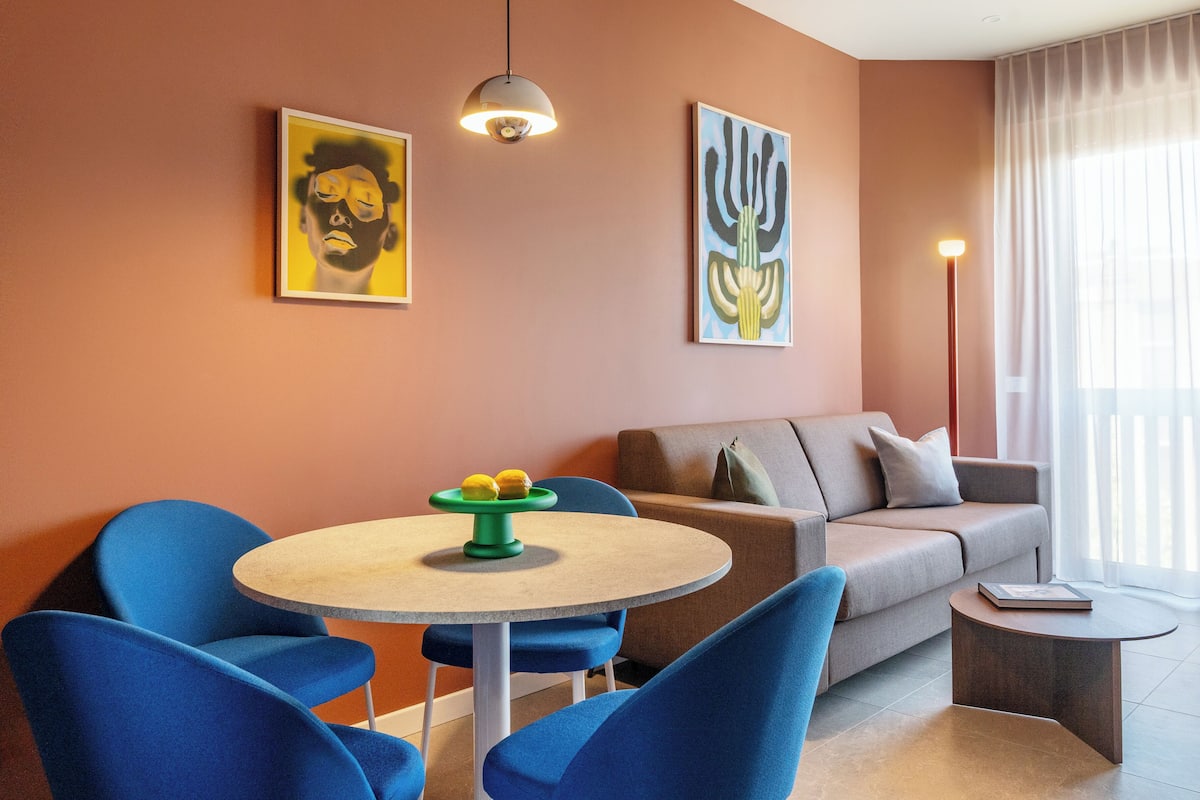 Apartamento, 2 quartos, sacada (Sofa Bed) | Área de estar | Smart TV 43 polegadas com canais a cabo, serviços de streaming