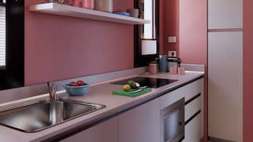 Stort kylskåp, mikrovågsugn, spishäll och diskmaskin