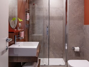Studio Majestueux, cuisine (& Terrace) | Salle de bain | Douche, articles de toilette écologiques, sèche-cheveux