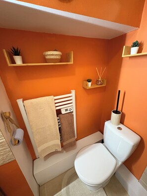 Dusj, hårføner, håndklær og såpe