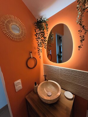 Dusj, hårføner, håndklær og såpe