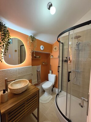 Douche, sèche-cheveux, serviettes fournies, savon