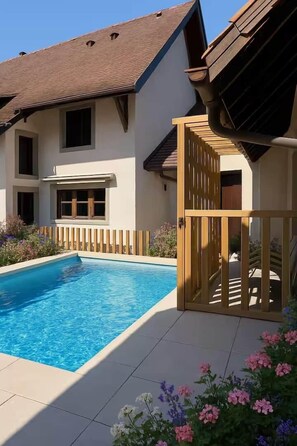 Unclassified image, 4 of 21, button - House in village center and swimming pool (Chanaz)