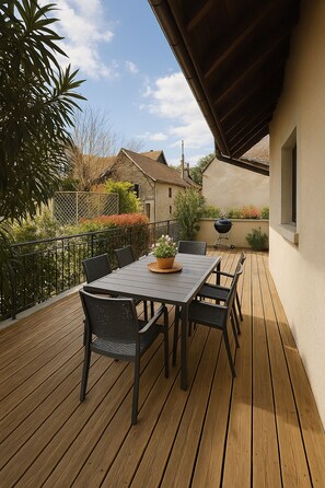 Outdoor dining - Charming apartment with swimming pool - Au Fort à Chanaz, 4 Pers. (Chanaz)