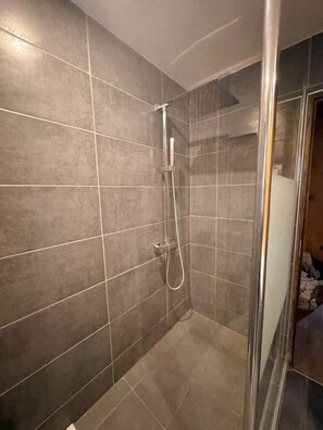 Unclassified image, 3 of 21, button - House in village center and swimming pool (Chanaz)