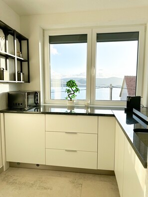 Réfrigérateur, four à micro-ondes, un four, surface de cuisson