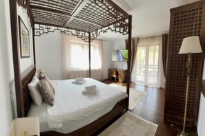 4 bedrooms, in-room safe, iron/ironing board, WiFi