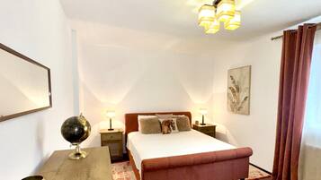 4 slaapkamers, een kluis op de kamer, een strijkplank/strijkijzer, wifi