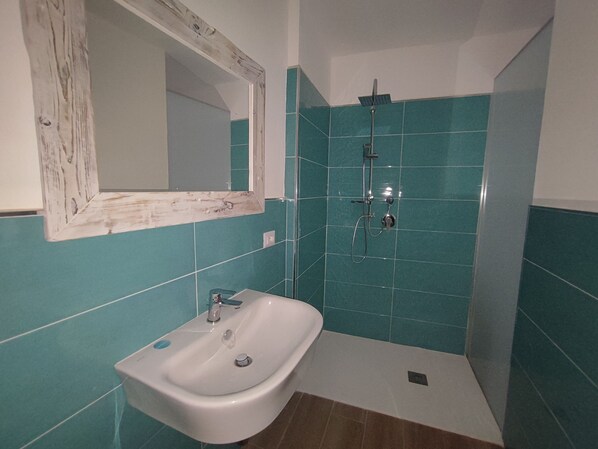 Shower, towels, soap, shampoo - Affittacamere L'Appusentu (Castelsardo)