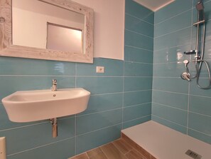 Shower, towels, soap, shampoo - Affittacamere L'Appusentu (Castelsardo)