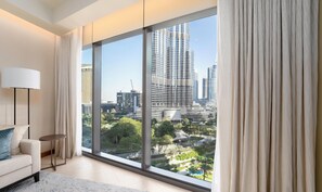 Apartament de luxe, vistes a la ciutat | Sala d'estar | Televisor intel·ligent de 65 polzades amb canals digitals