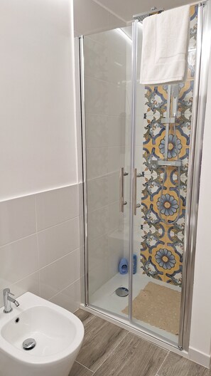 Dusche, Haartrockner, Bidet, Handtücher