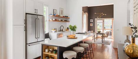 雪櫃、微波爐、焗爐、爐具