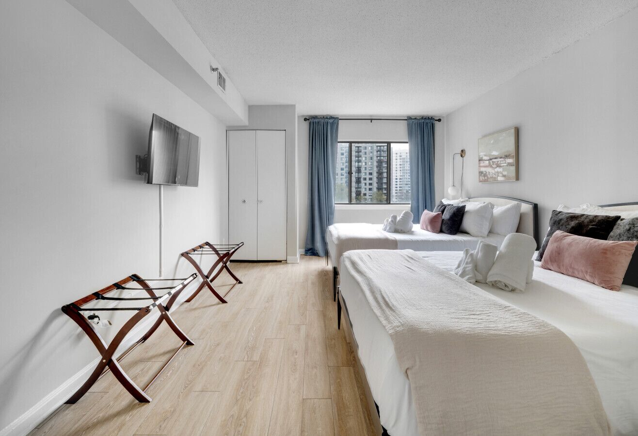 2 habitaciones, escritorio y tabla de planchar con plancha 