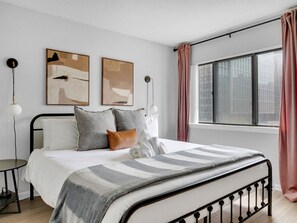 2 Schlafzimmer, Schreibtisch, Bügeleisen/Bügelbrett, Reisekinderbett