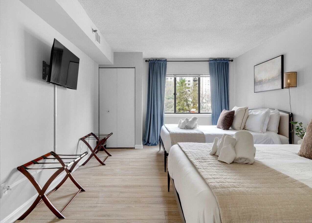 2 slaapkamers, een bureau, een strijkplank/strijkijzer, reisbedje