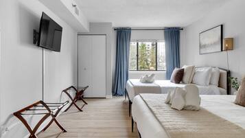 2 slaapkamers, een bureau, een strijkplank/strijkijzer, reisbedje