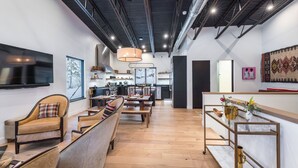 Ein modernes Interieur mit Essbereich, Küche und Wohnbereich.