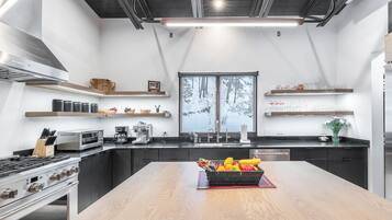 Wasserkocher mit Kaffee-/Teezubehör, Kühlschrank, Mikrowelle, Ofen