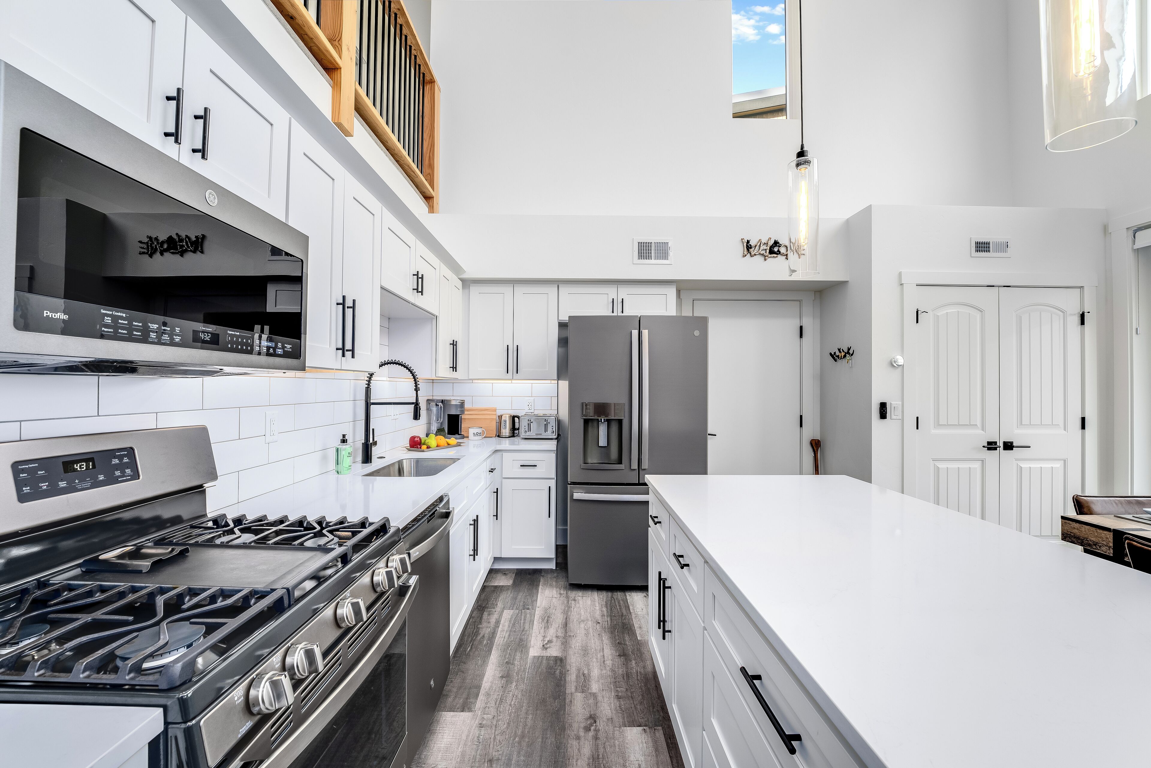 Kylskåp, mikrovågsugn, ugn och spishäll