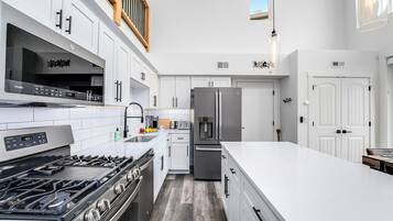 Kylskåp, mikrovågsugn, ugn och spishäll