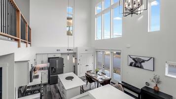 Kylskåp, mikrovågsugn, ugn och spishäll