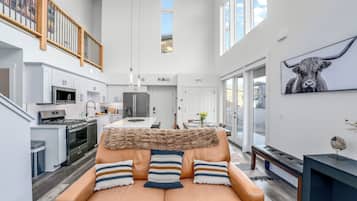 Tv, eldstad och bordsfotboll