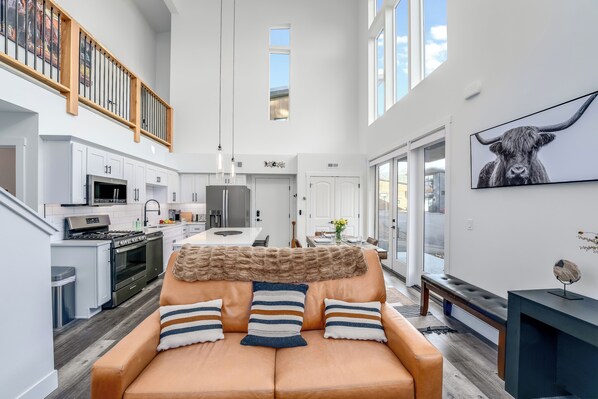 テレビ、暖炉、テーブルサッカー台