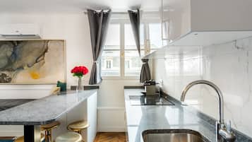 Refrigerador, microondas, horno, placa de cocina