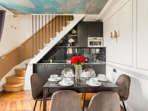 Private kitchen - Merveil Luxury Suites - Royale - Saint Honore view (Paris)