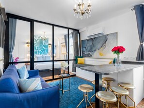 Apartamento, vistas a la ciudad | Zona de estar | Una oficina