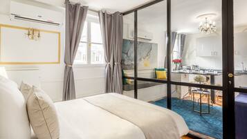 2 kamar tidur, brankas, meja kerja, dan ruang kerja ramah laptop