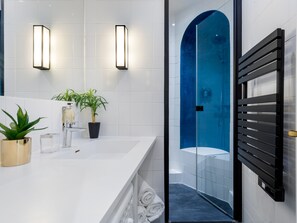 Apartamento, vista para a cidade | Banheiro | Chuveiro, chuveiro com efeito de chuva
