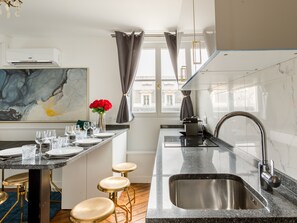 Apartment, City View | Dapur peribadi | Peti sejuk, ketuhar gelombang mikro, ketuhar, dapur 